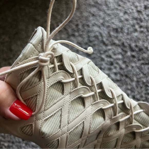 Stuart Weitzman Vintage leather booties, cream, 2.5”kitten heel, size 10 narrow - Picture 4 of 13